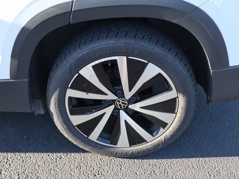 Used 2024 Volkswagen Taos SE image 17