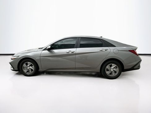 Used 2024 Hyundai Elantra SE image 4