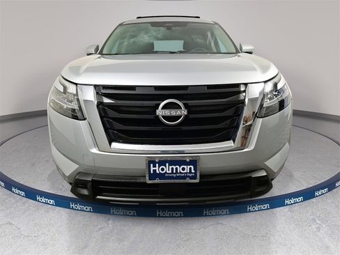 Used 2022 Nissan Pathfinder SV w/ SV Premium Package image 2