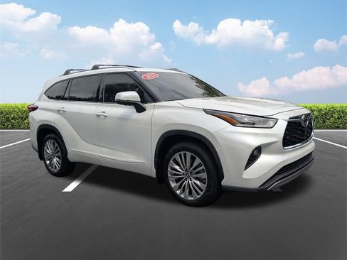 Used 2023 Toyota Highlander Platinum AWD/4WD image 2