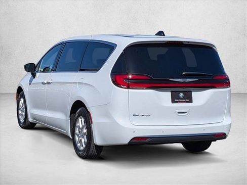 Used 2025 Chrysler Pacifica Select image 7