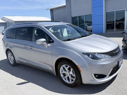 Used 2018 Chrysler Pacifica Touring-L Plus w/ Advanced Safetytec Group FWD image 2