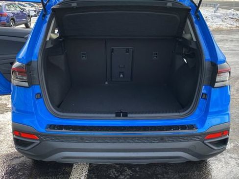 New 2026 Volkswagen Taos SE image 28