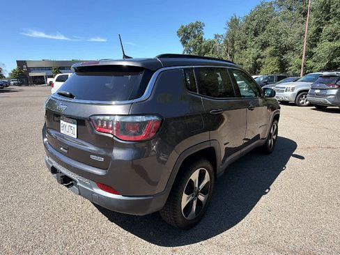 Used 2018 Jeep Compass Latitude w/ Popular Equipment Group AWD/4WD image 5