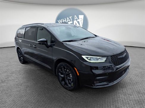 New 2026 Chrysler Pacifica Select w/ S Appearance Package image 3