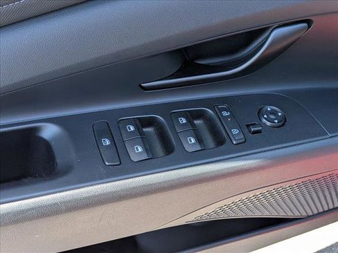 Used 2025 Hyundai Elantra Sport FWD image 11