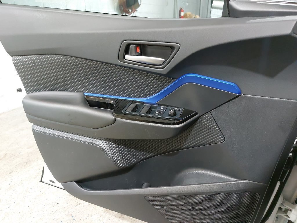 Used 2022 Toyota C-HR XLE FWD image 23
