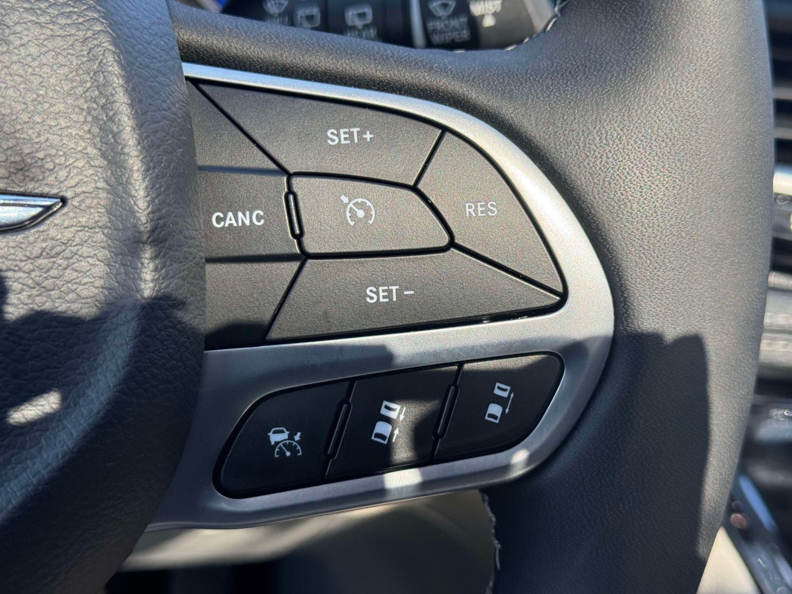 Used 2023 Chrysler Pacifica Limited FWD image 21