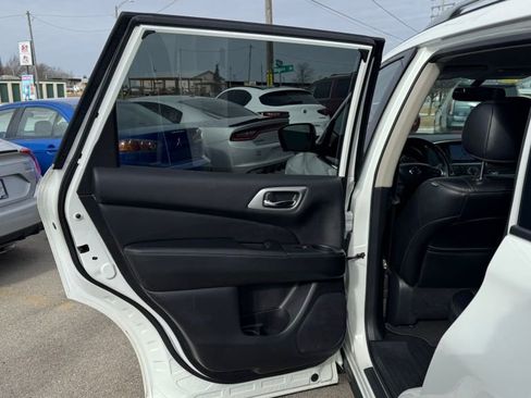 Used 2019 Nissan Pathfinder SL image 18