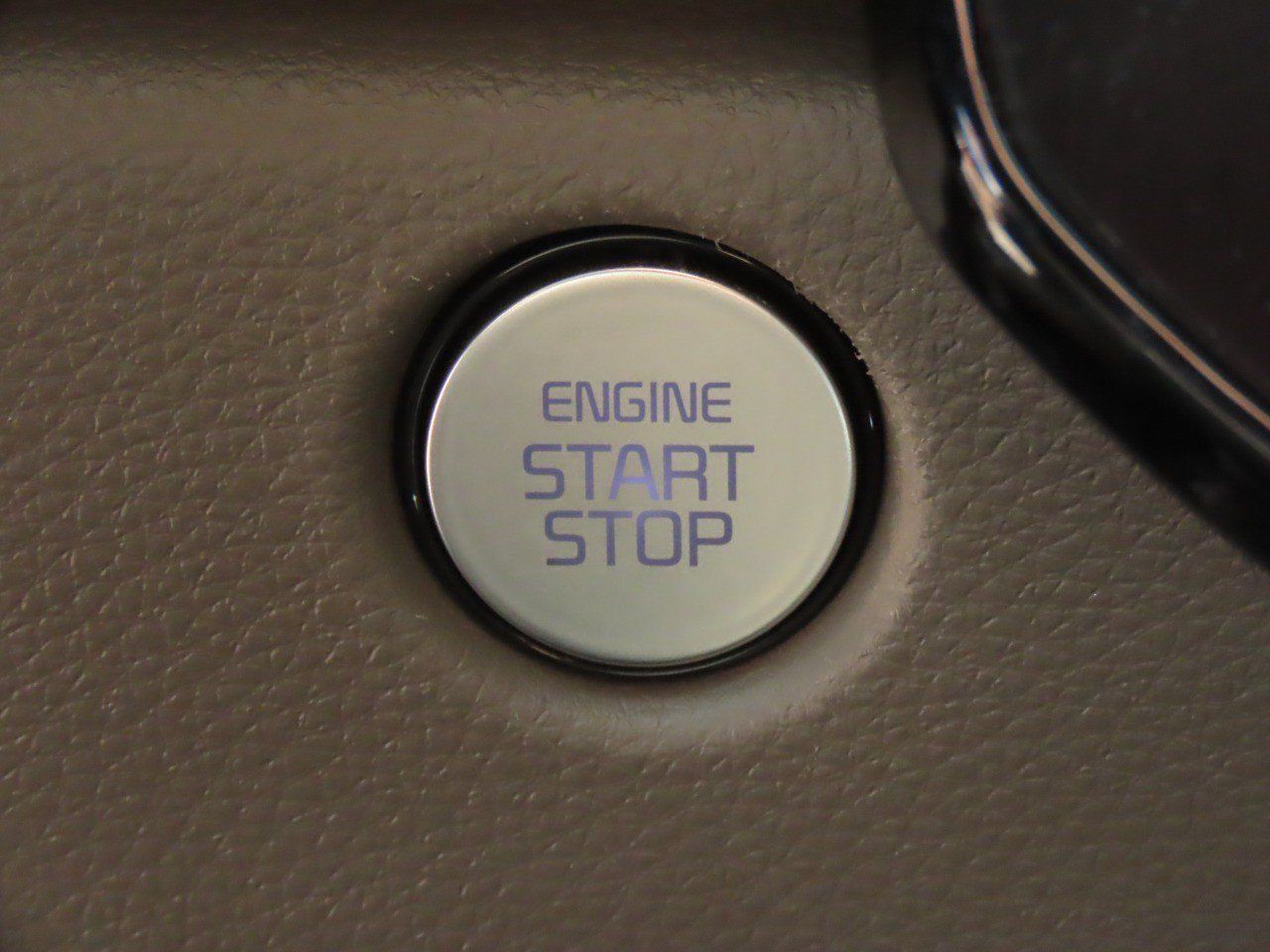 Used 2025 Kia Carnival FWD image 28
