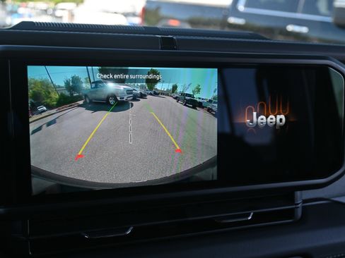 Used 2025 Jeep Wrangler Sahara image 14