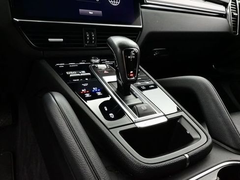 Used 2022 Porsche Cayenne Platinum Edition AWD/4WD image 11