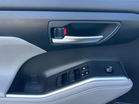 Certified 2024 Toyota Highlander XLE image 8