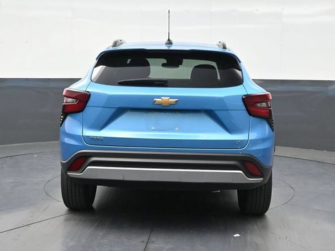 Used 2025 Chevrolet Trax LT FWD image 4