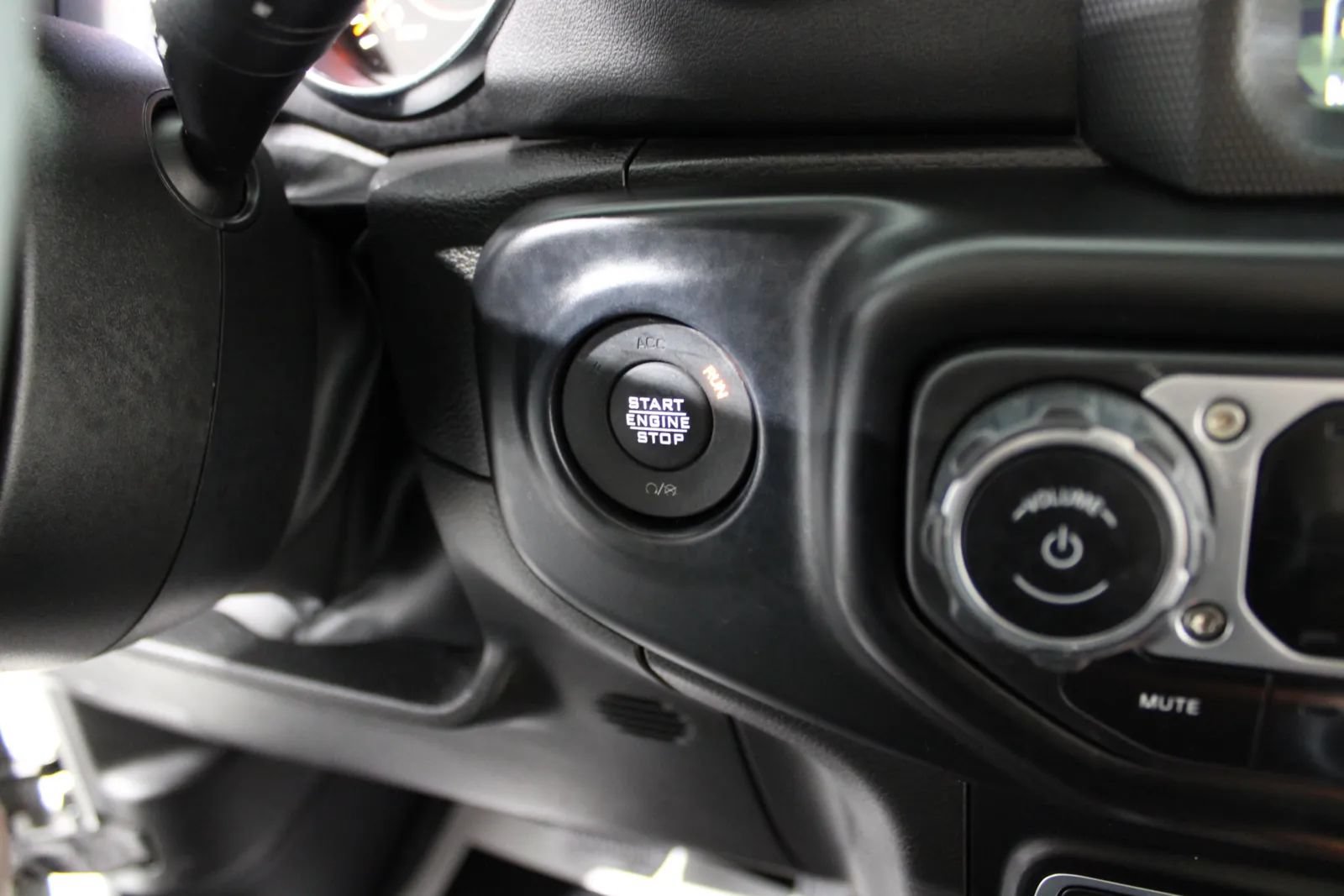 Used 2022 Jeep Wrangler Unlimited Sahara AWD/4WD image 19