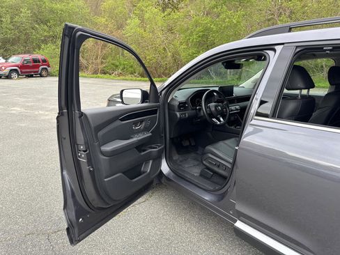 Used 2025 Honda Pilot Touring image 12