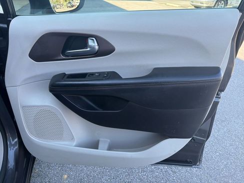 Used 2019 Chrysler Pacifica Touring-L Plus w/ Advanced Safetytec Group image 25