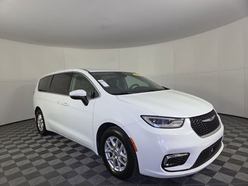 Certified 2023 Chrysler Pacifica Touring-L image 23