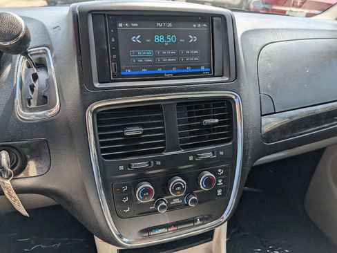 Used 2016 Dodge Grand Caravan SXT FWD image 26