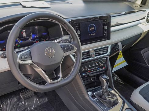 New 2026 Volkswagen Taos SE FWD image 7