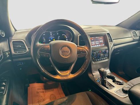 Used 2019 Jeep Grand Cherokee Laredo AWD/4WD image 22