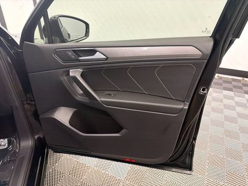 Used 2023 Volkswagen Tiguan SE w/ Panoramic Sunroof Package FWD image 15