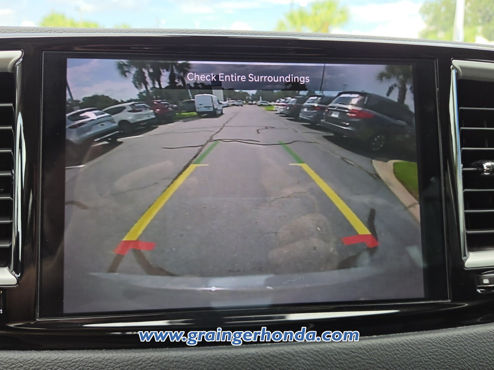 Used 2023 Chrysler Pacifica Touring-L FWD image 16