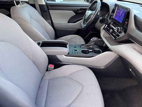 Used 2023 Toyota Highlander LE FWD image 13