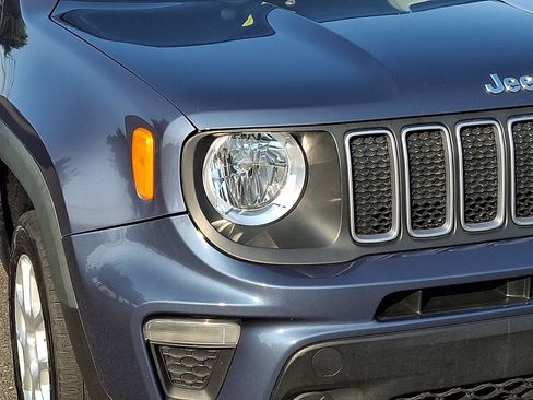 Used 2023 Jeep Renegade Latitude AWD/4WD image 9