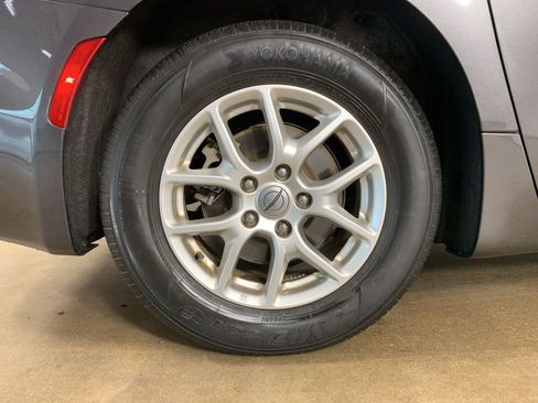 Used 2023 Chrysler Pacifica Touring-L image 39