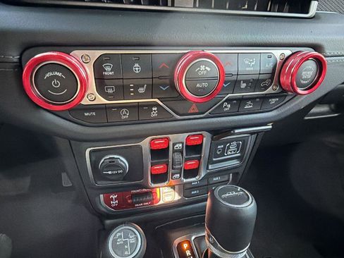 Used 2025 Jeep Gladiator Rubicon AWD/4WD image 24