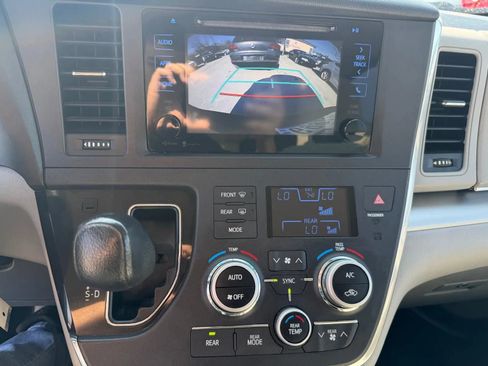 Used 2015 Toyota Sienna LE FWD image 10