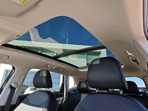 Certified 2022 Volkswagen Taos SE w/ Panoramic Sunroof Package image 11