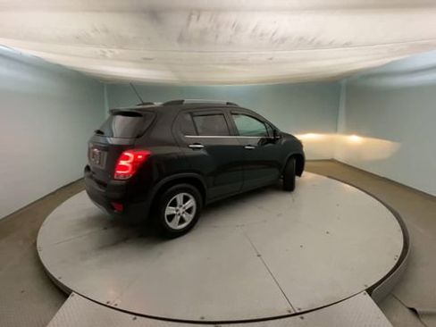 Used 2019 Chevrolet Trax LT w/ LT Convenience Package FWD image 6