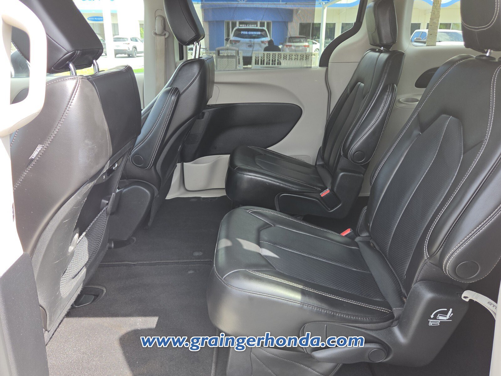 Used 2023 Chrysler Pacifica Touring-L FWD image 11