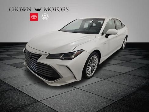 Used 2019 Toyota Avalon Limited image 3