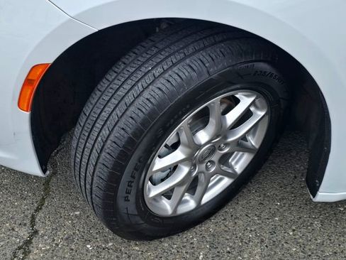 Certified 2024 Chrysler Pacifica Touring-L image 31