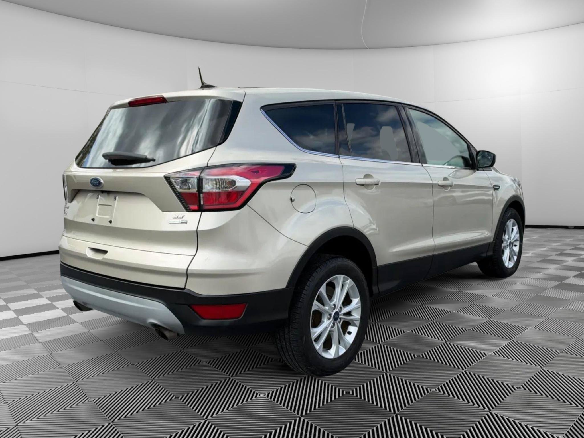 Used 2017 Ford Escape SE w/ SE Cold Weather Package AWD/4WD image 4