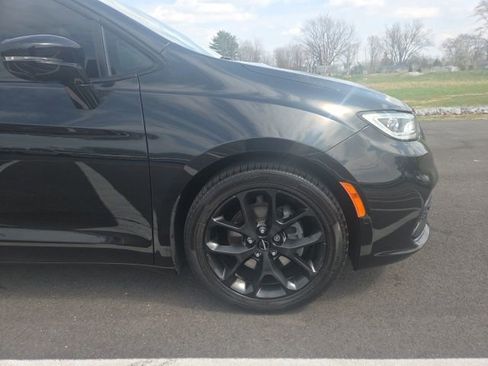 Used 2023 Chrysler Pacifica Limited w/ Uconnect Theater Family Group image 5