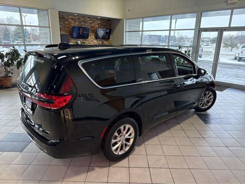 Used 2024 Chrysler Pacifica Touring-L AWD/4WD image 12