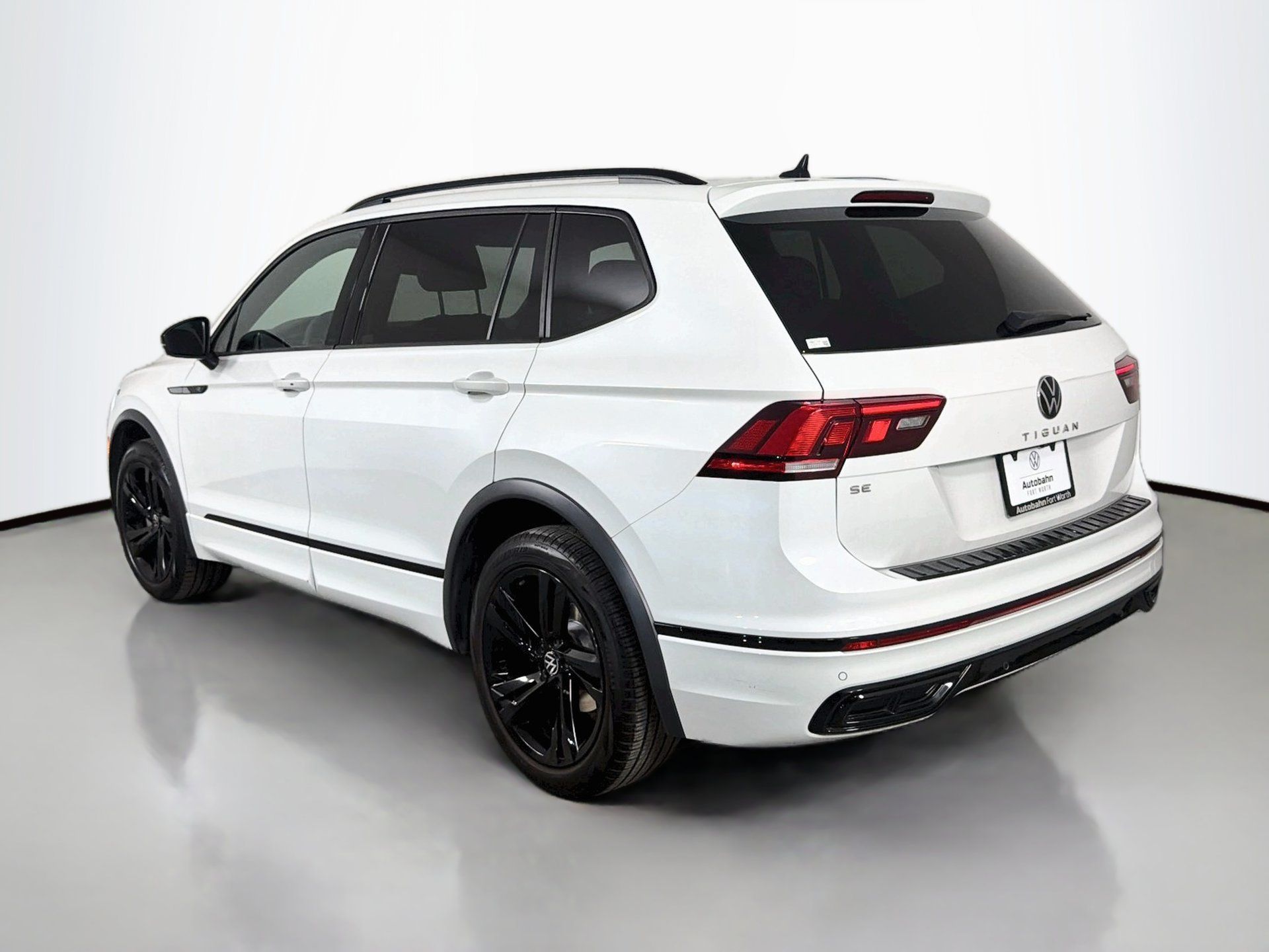 Used 2023 Volkswagen Tiguan SE R-Line FWD image 7