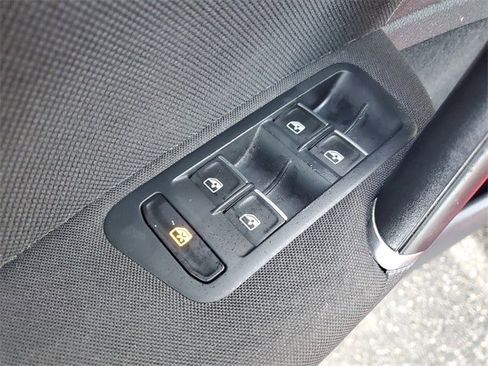 Used 2016 Volkswagen Golf S image 13