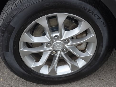 Used 2019 Hyundai Santa Fe SE image 12