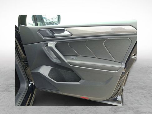 Used 2023 Volkswagen Tiguan SE image 10