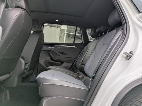 New 2026 Volkswagen Tiguan SE R-Line FWD image 16