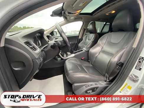 Used 2016 Volvo V60 T5 Cross Country image 17