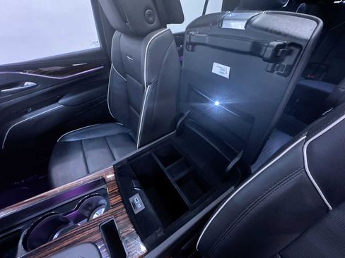 Used 2024 Cadillac Escalade Premium Luxury image 30