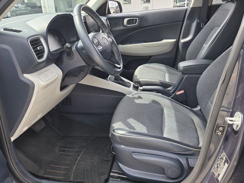 Used 2023 Hyundai Venue Limited FWD image 11