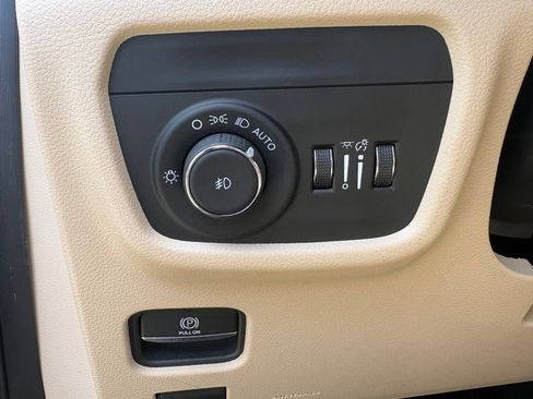 Used 2025 Jeep Grand Cherokee L Limited RWD image 15