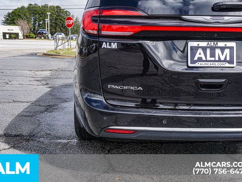 Used 2024 Chrysler Pacifica Touring-L image 16